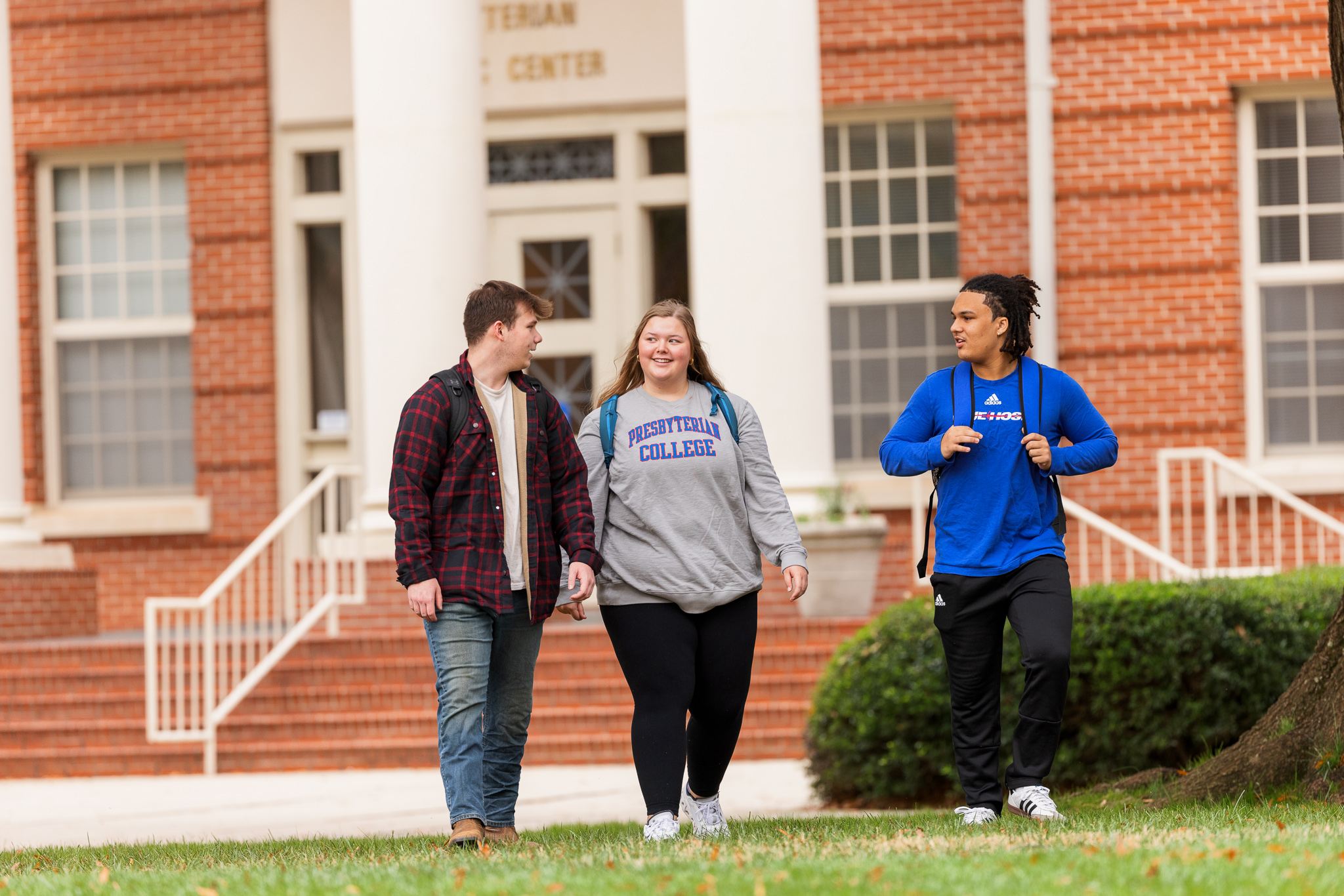 Presbyterian College students walking to class on campus.