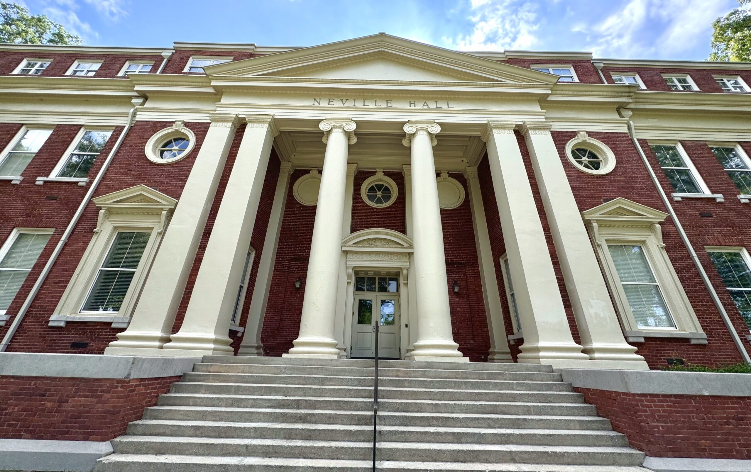 Picture of Neville Hall at Presbyterian College.