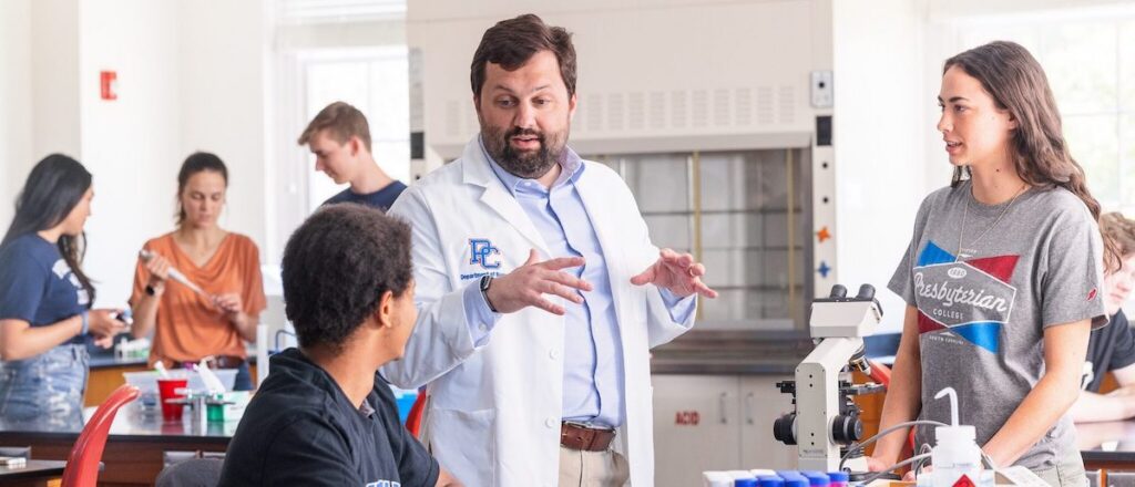 Dr. Austin Shull '11 working with students in the biology lab in Lassiter Hall.