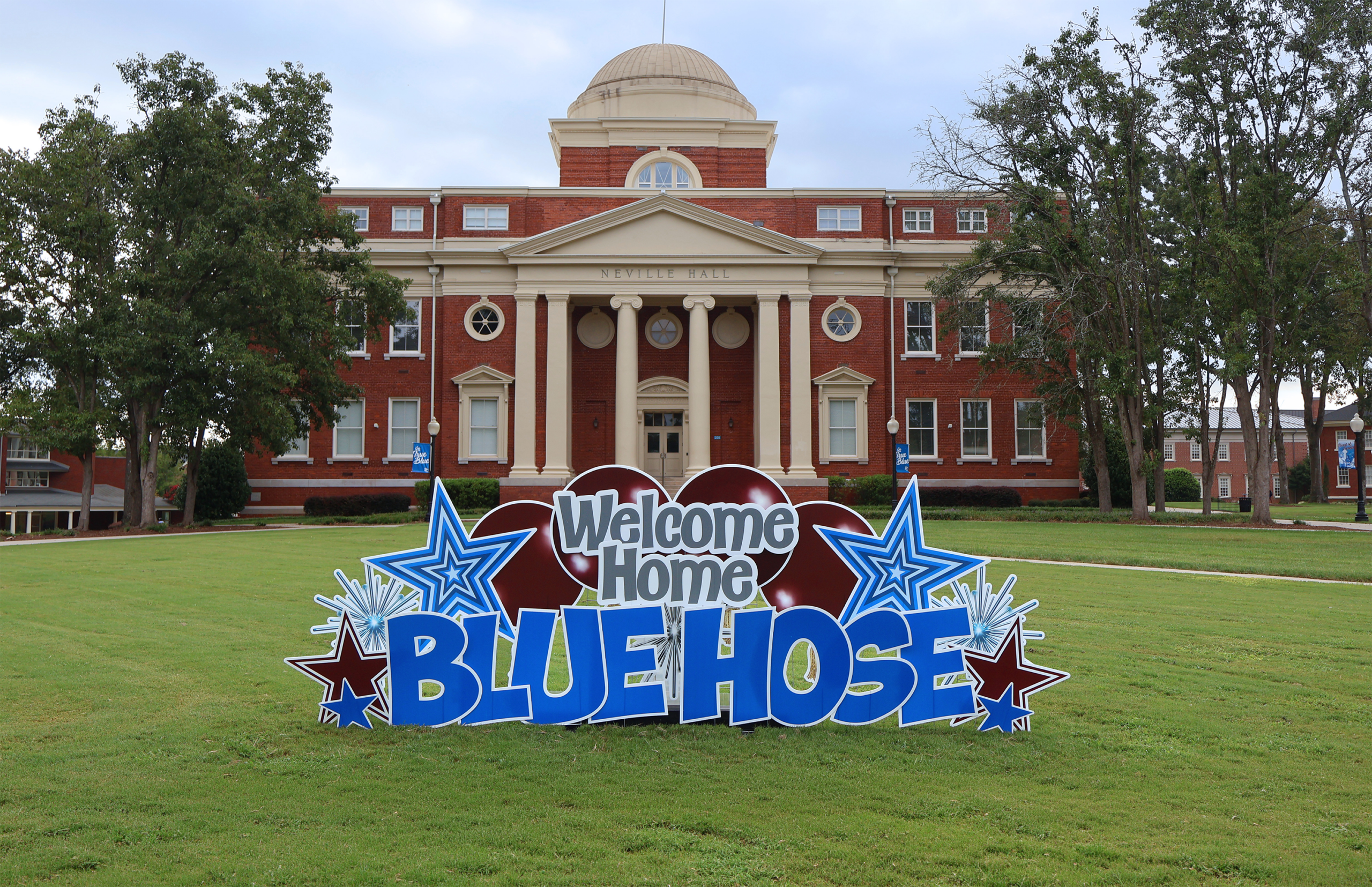 Welcome Home Blue Hose sign in front of Neville Hall at Presbyterian College