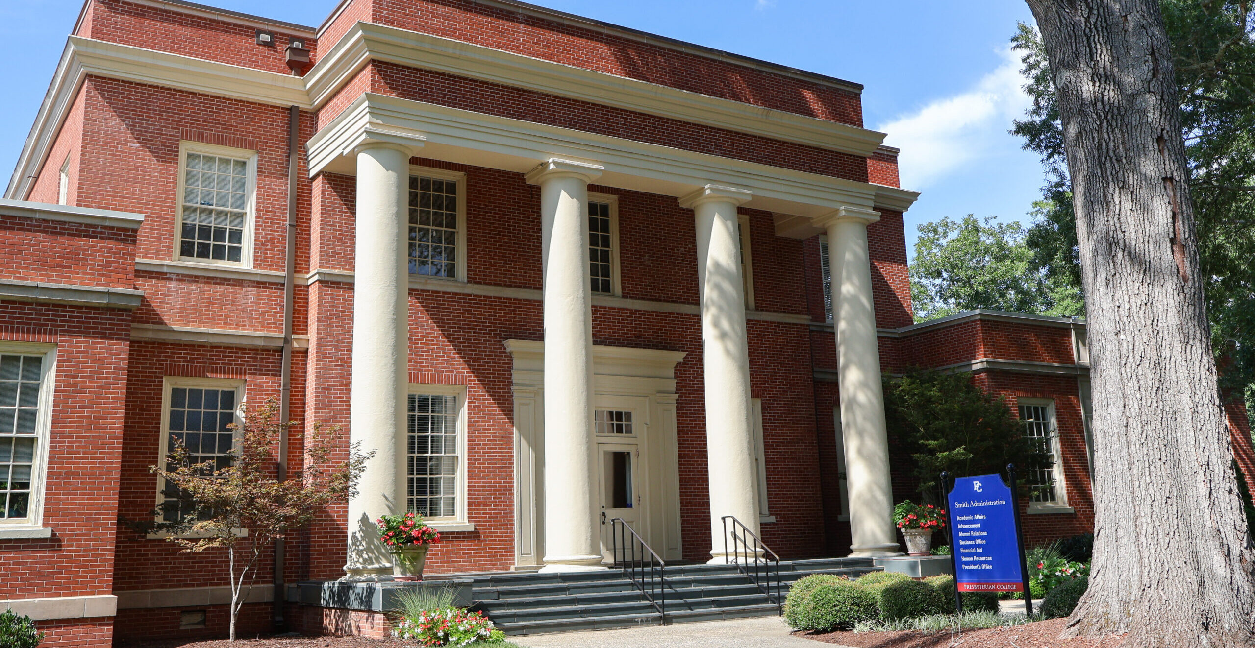 A picture of Smith Administration building at Presbyterian College.