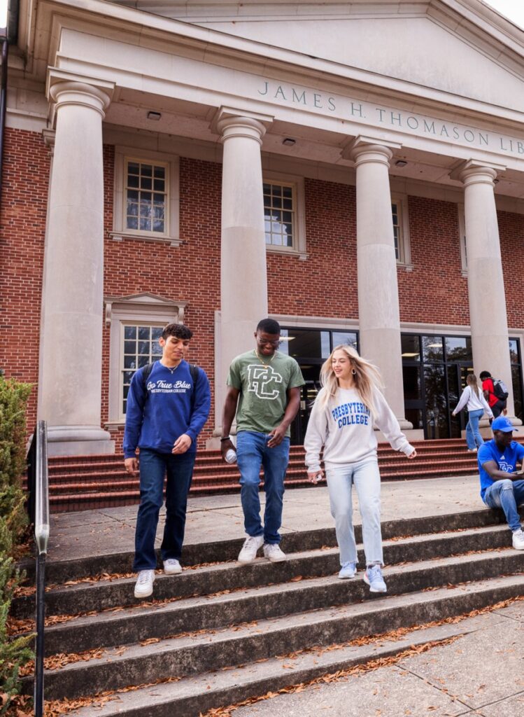 students in front of Thomason Library