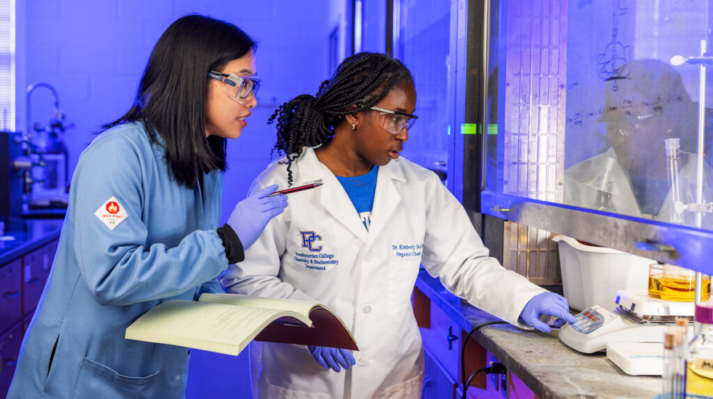 Chemistry professor Dr. Kimberly De La Cruz with a student doing research.